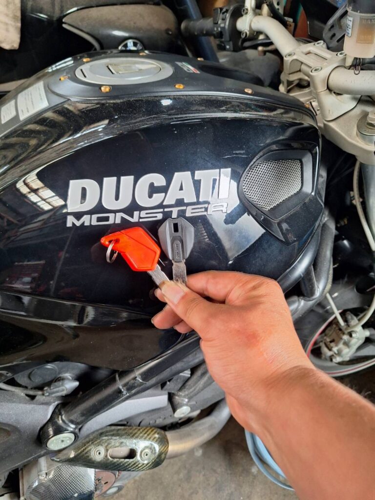 DUCATIバイク スペアキー作成事例｜イモビライザーキー・スマートキー対応｜キートラスト出張専門