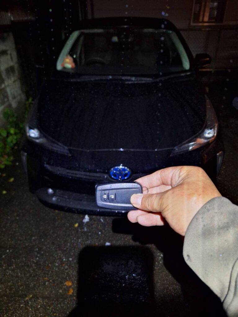 【トヨタ 50系プリウス】どしゃ降りの雨・夜間のスマートキー全紛失復旧から即日現地で復旧！【石川県】